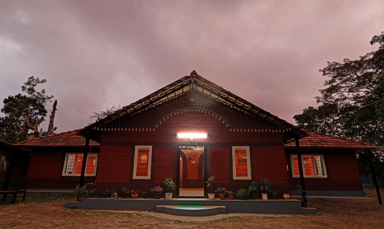 Hotel Allaranda Homestay Madikeri Exteriör bild
